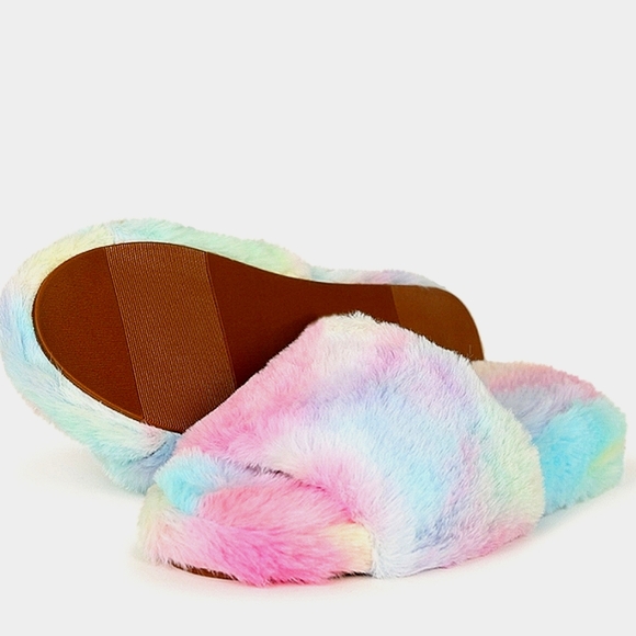 Forever 21 Shoes - 👣Forever ⚡Faux Fur Slide MultiColors slippers footwear comfee  u r worth it 🍭